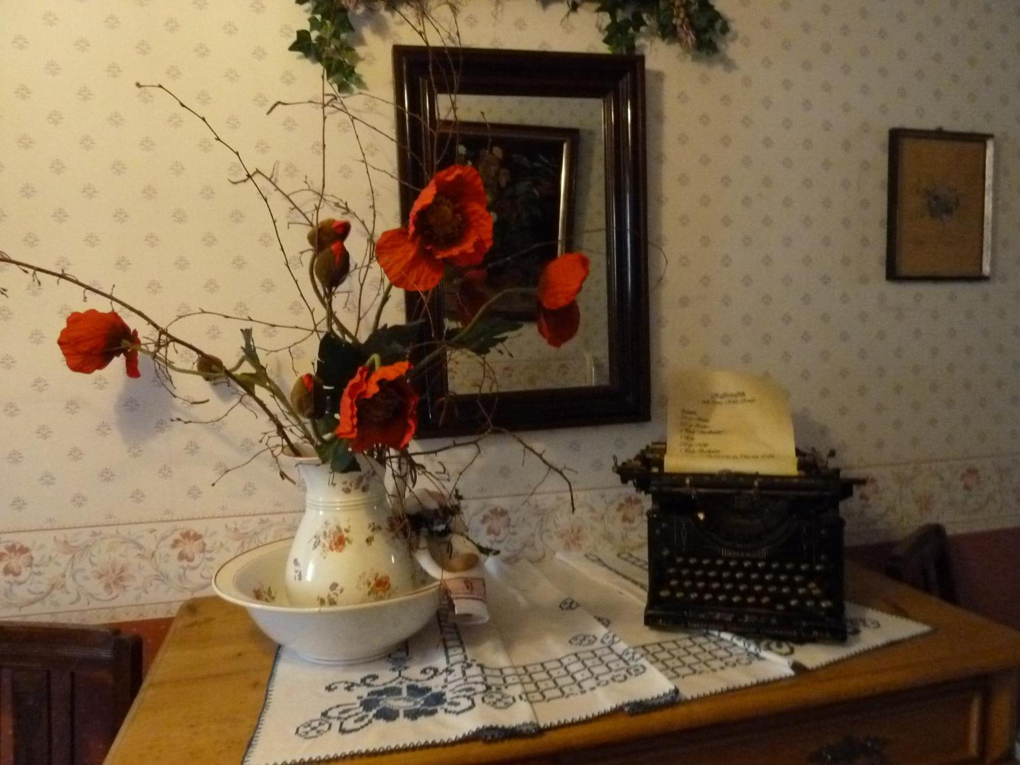 Bed and Breakfast Alte Weinstuben Steinfelder Hof Garni Элленц-Польтерсдорф Экстерьер фото